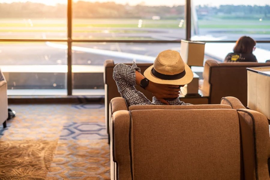 Aside from paying with cash or miles, there's more than one way to get a United Club membership which is through an elite status, credit card, or flying premium fares.